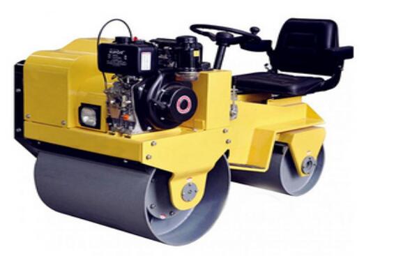 小型液压挖掘机